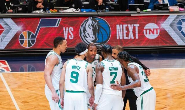 德甲投注-团队篮球的胜利！绿军高举传统双塔大旗 复制马刺？